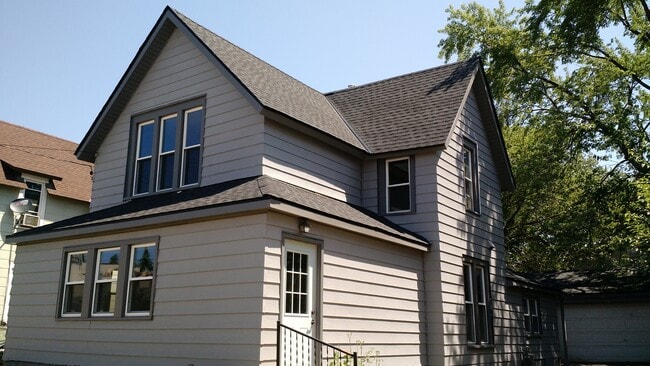 Building Photo - 1907 University Ave NE