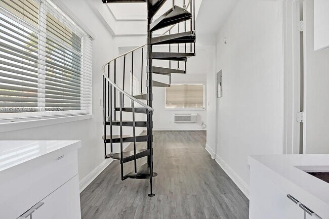 Building Photo - 7315 Carlyle Ave
