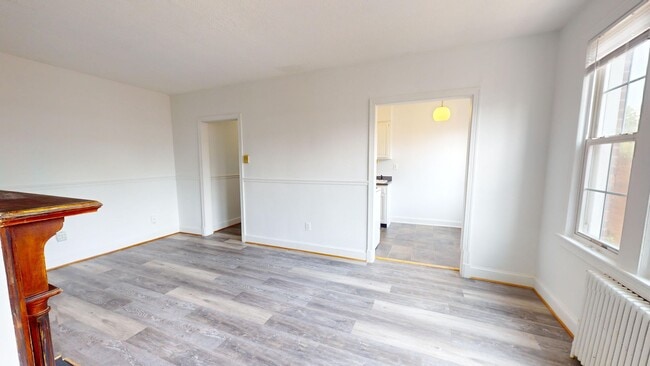 Building Photo - Top Floor Recently Updated MacArthur Blvd One Bedroom W/Parking Included