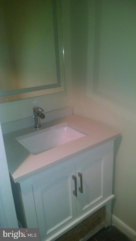 Foto principal - 708 G St SE