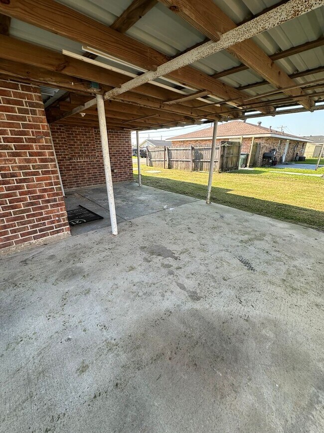 Building Photo - Newly renovated 3 bedroom 2 bath in East Houma