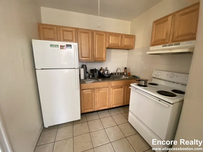 Building Photo - 213 Kelton St