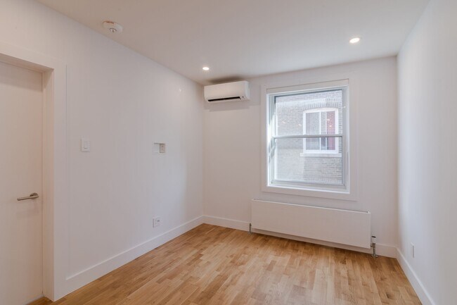 Building Photo - 3495 Av. Van Horne