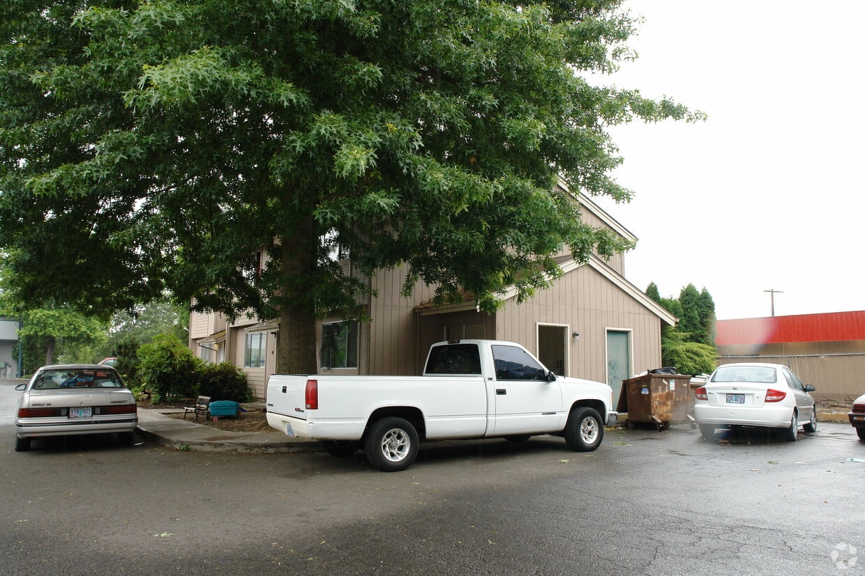 Building Photo - 4113-4127 River Rd N