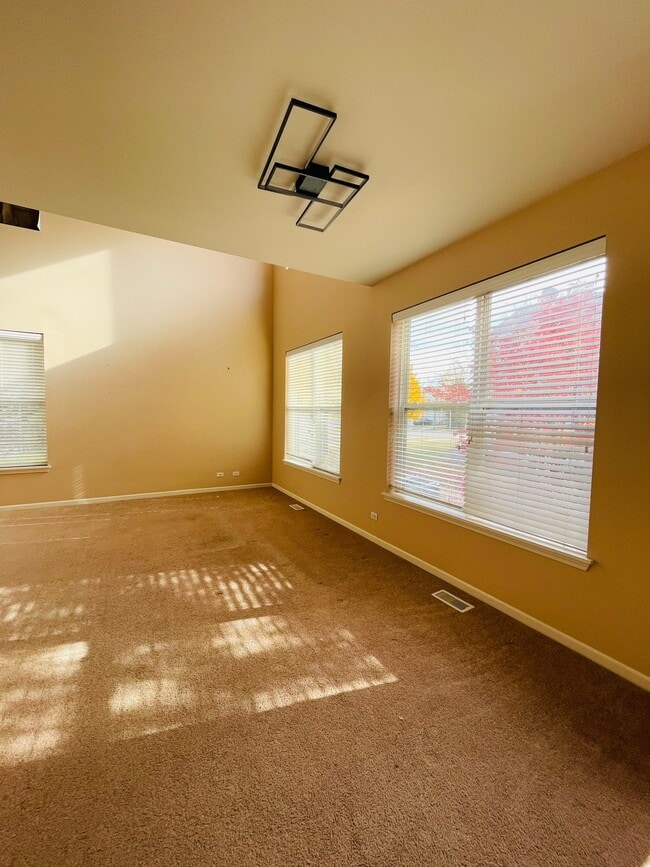 Building Photo - 2401 Sunshine Ln