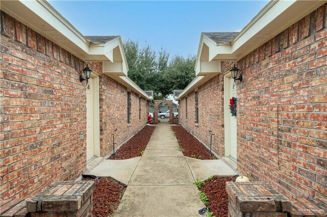 Building Photo - 17 Aruba Dr