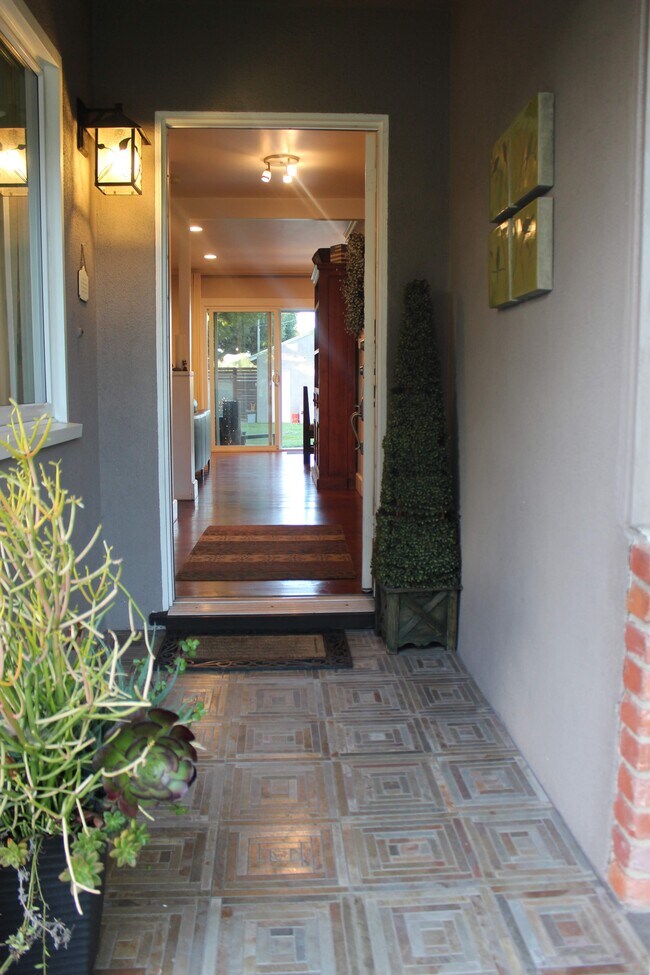 Entrada principal - 3540 McLaughlin Ave
