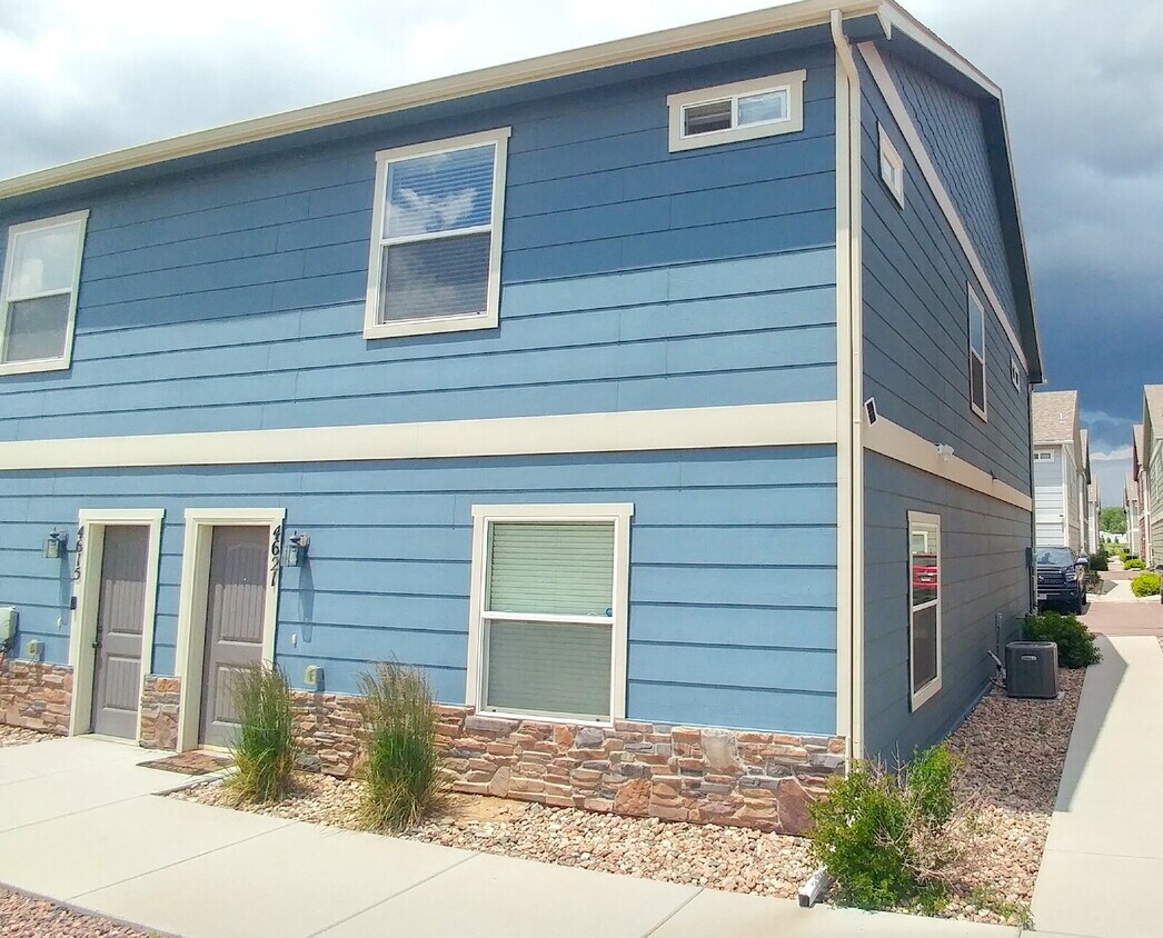 Primary Photo - Spacious End Unit - The Townhomes at Bradl...