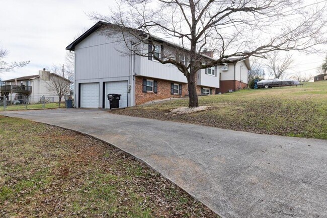 Building Photo - 716 N Whispering Oak Cir