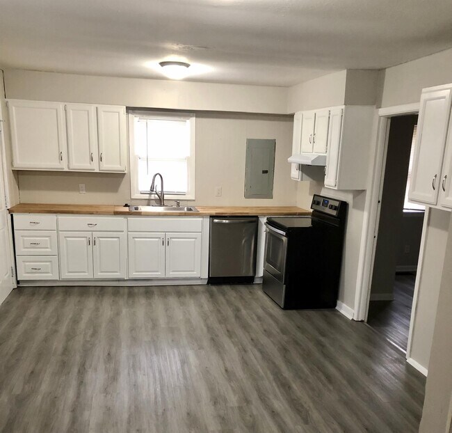 Photo - 1623 E 73rd St House