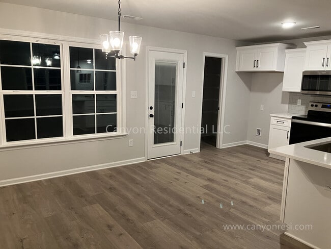 Building Photo - Beautiful, Spacious 4 BR 2 BA Home, Hurry ...