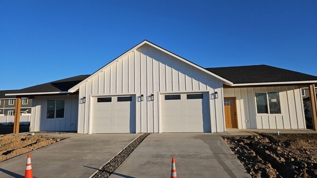 Building Photo - 910 5th Ave NE