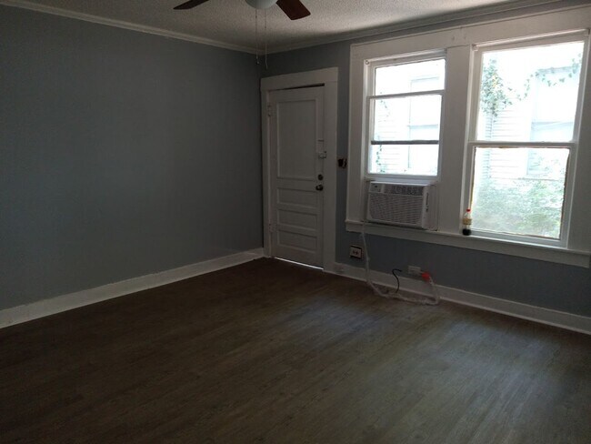 Building Photo - 1919 Highland Unit B- Cute Studio Apartmen...