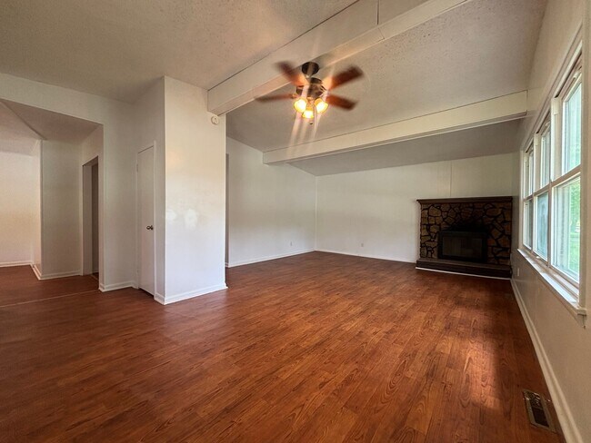 Building Photo - Beautiful 3 bedroom home in the Kickapoo S...