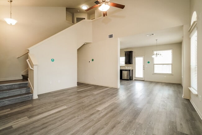 Building Photo - 300 Potters Peak Way