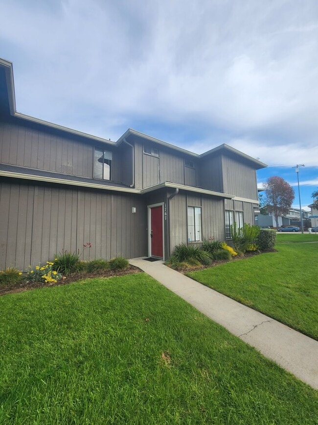 Building Photo - 1767 Manhattan Ave