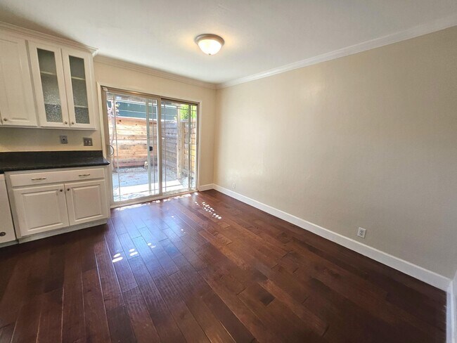 Foto del edificio - Lovely updated 3 bedroom, 2 bath condo