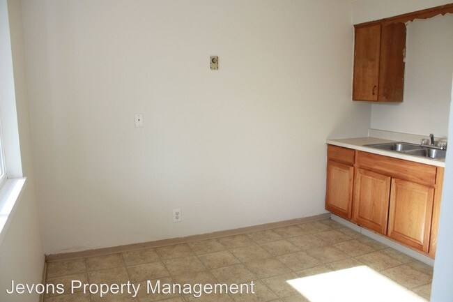 Building Photo - 1311 Cherry Ave