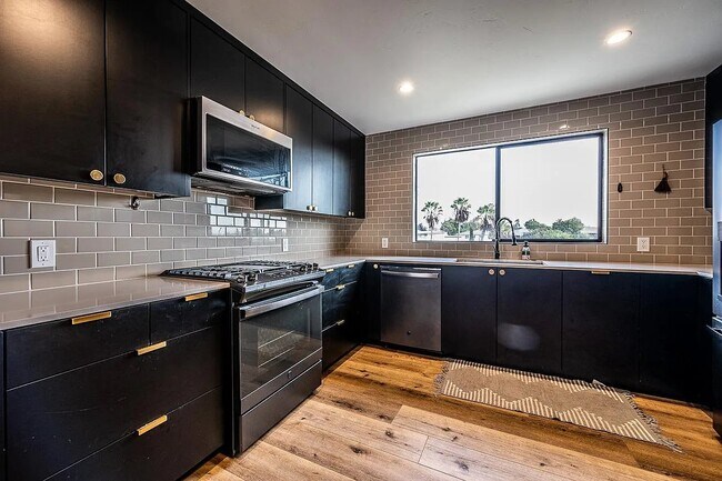 Foto del edificio - 4453 Carling Dr