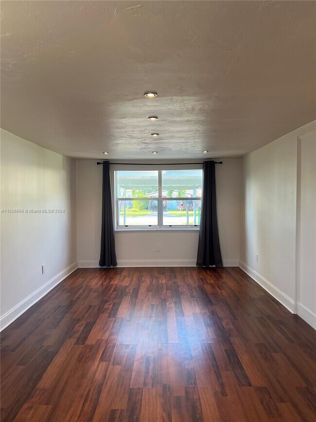 Building Photo - 1540 NE 180th St