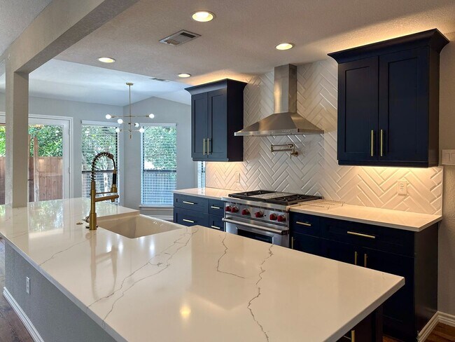 Foto del edificio - 3 Bed / 2 Bath / 2 Car Gargae / Pool