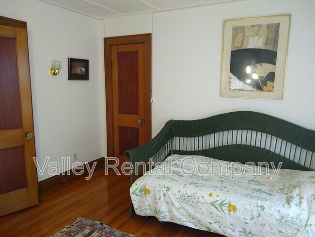 Foto del edificio - 323 Pelham Rd