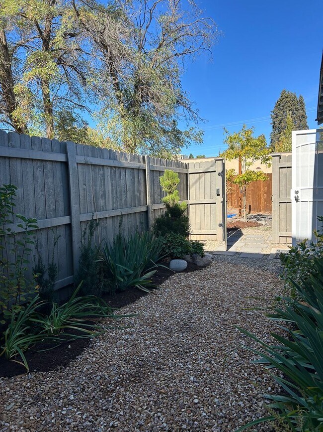 Foto del edificio - Newly Remodeled Studio in Downtown Redmond