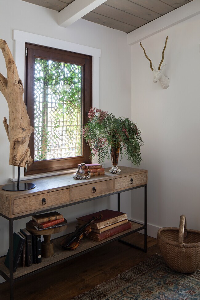 Entry - 243 Taos Rd