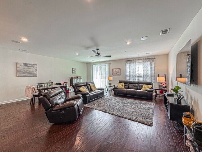 Building Photo - Luxurious 3 Bed 2.5 Bath Interior Townhome...