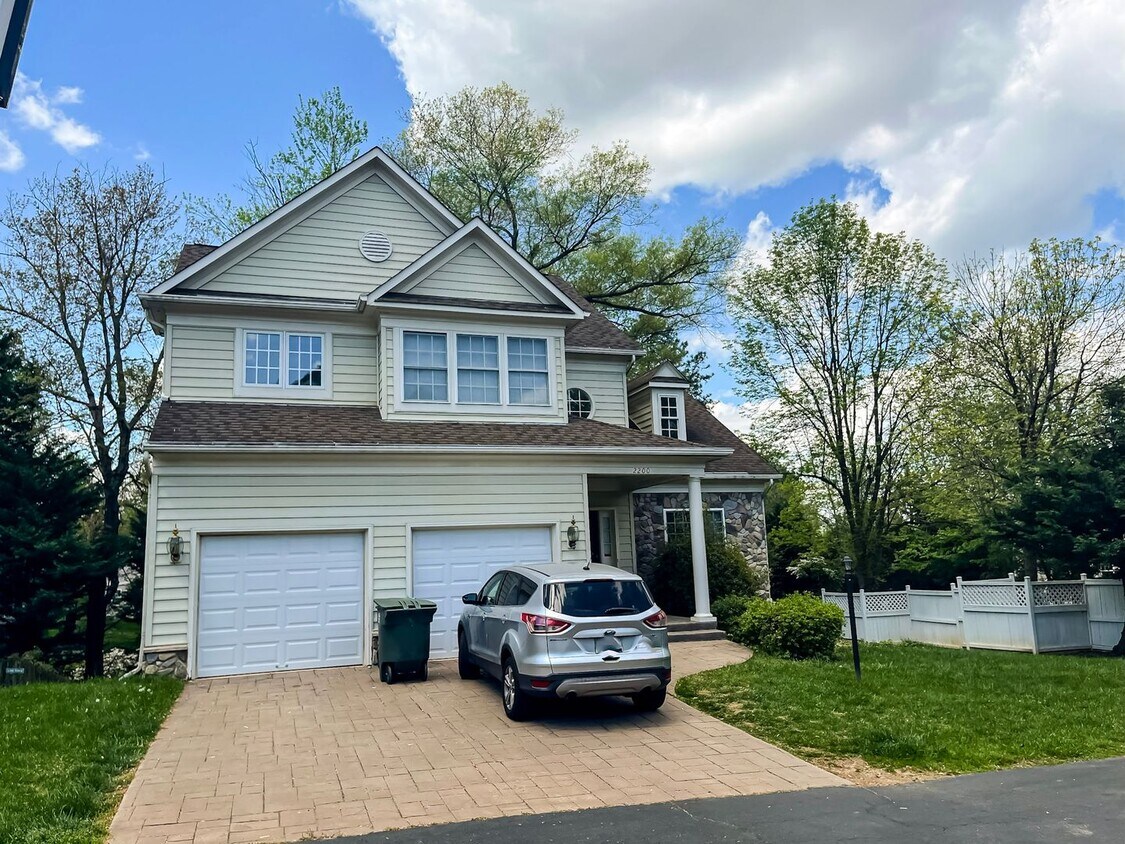 Primary Photo - Stunning and Spacious 5 Bed 4 Bath Colonia...