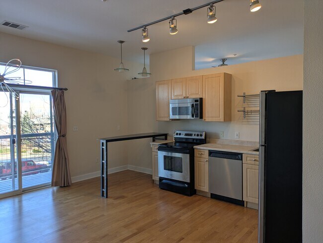 Building Photo - 5677 Park Pl