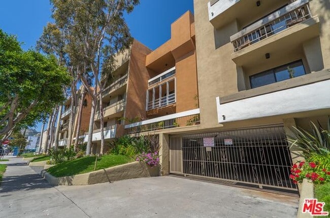 Building Photo - 750 N Kings Rd