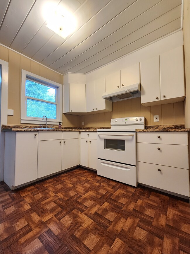 Kitchen with lots of cabinets - 3652 North St