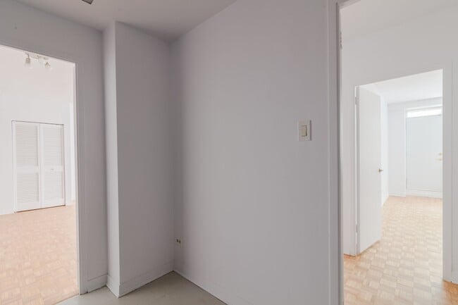 Building Photo - 900 Av. Rockland