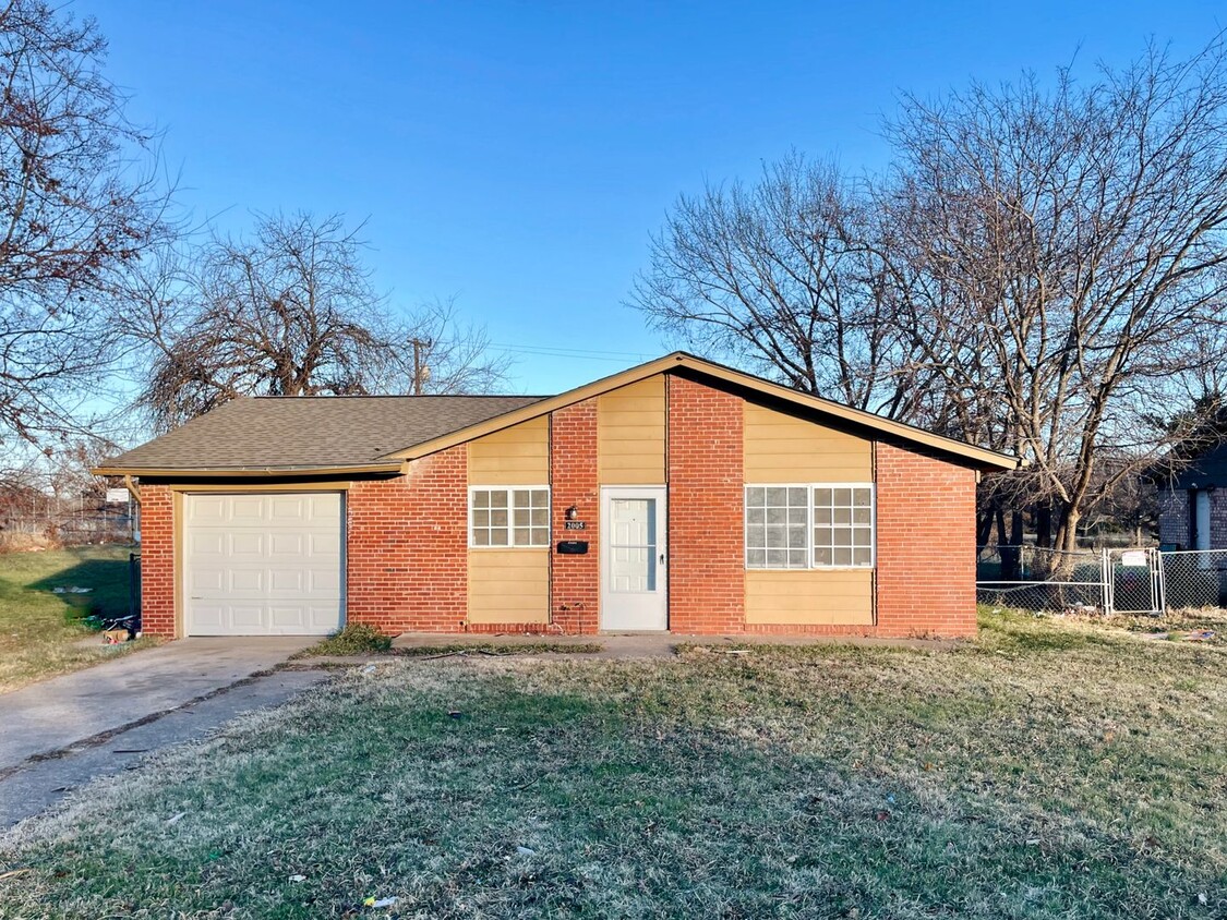 Foto principal - Charming 3-Bedroom Home in Tulsa