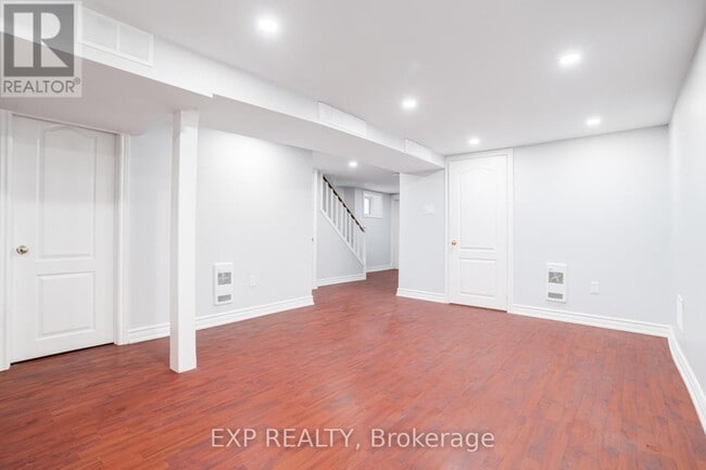 Building Photo - 384 Oakwood Ave