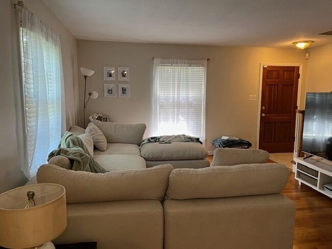 Building Photo - Clean, bright townhouse near UNC and hospitals