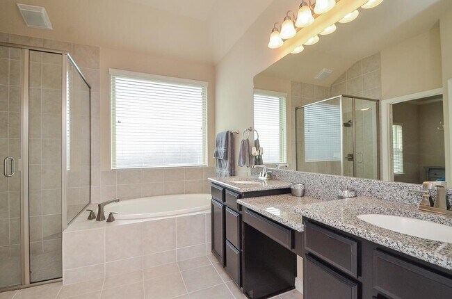 Foto del edificio - 3534 Chestnut Grove Ln