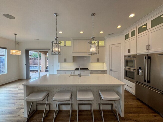 Foto del edificio - Large upgraded home