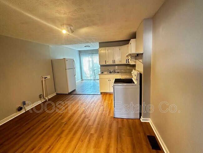 Building Photo - 221 Reeb Ave