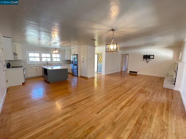 Building Photo - 55 Crescent Ln