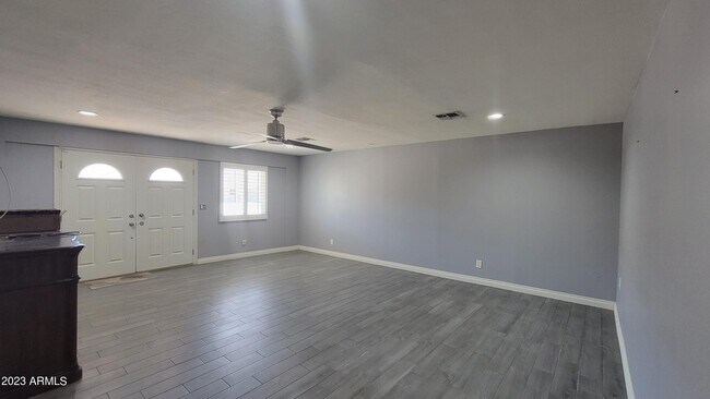 Building Photo - 1602 W Willow Ave