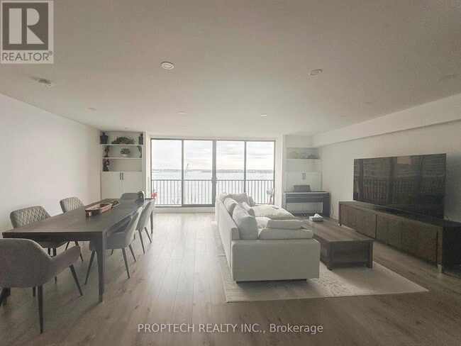 Building Photo - 33 Harbour Square St