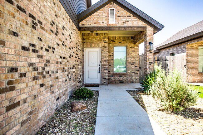 Building Photo - Modern Luxury, Effortless Living!