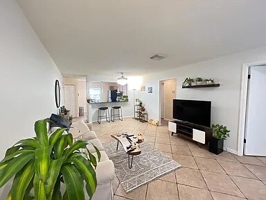 Foto del edificio - 5265 E Bay Dr