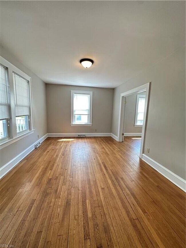 Building Photo - 3 BR 1.5 BA House