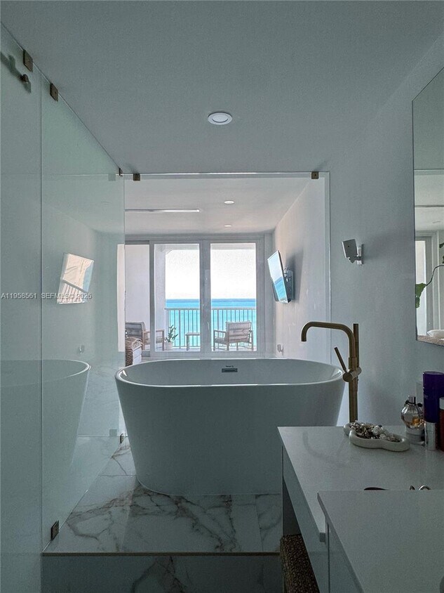 Building Photo - 5401 Collins Ave