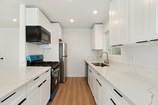 Building Photo - 352 S Doheny Dr