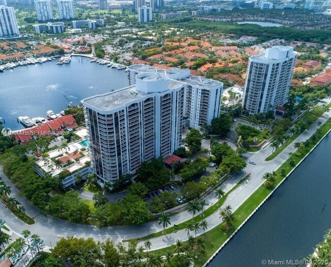 Foto del edificio - 3610 Yacht Club Dr