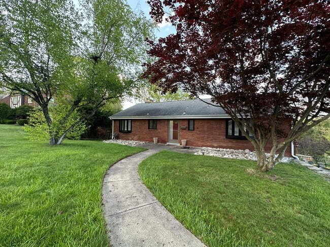 Building Photo - 547 Greenhurst Dr